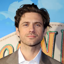 Aaron Tveit schließt sich dem NICE EGGS-Film zusammen mit Jane Krakowski an Photo