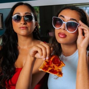 Photos: MYSTIC PIZZA Stars Hang at Florida Pizza Joint Before Paper Mill Playhouse…