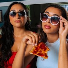 Photos: MYSTIC PIZZA Stars Hang at Florida Pizza Joint Before Paper Mill Playhouse De