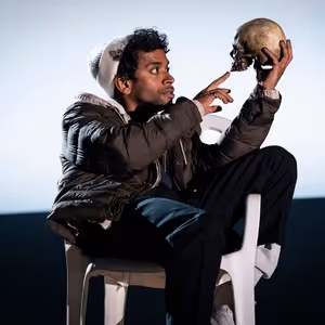 Photos: Hiran Abeysekera and Cast in HAMLET at the National Theatre