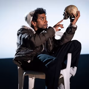Photos: Hiran Abeysekera and Cast in HAMLET at the National Theatre
