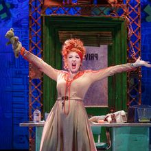 Fotos: Claire Sweeney como Miss Hannigan en la gira de ANNIE por Reino Unido e Irlanda Photo