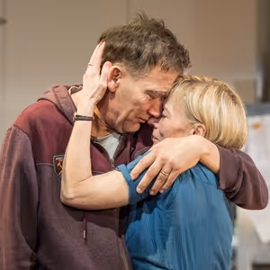 Photos: Clive Owen and Saskia Reeves Star In END At The National Theatre