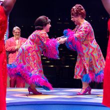 照片：Ginger Minj 在 Broadway Sacramento 饰演 HAIRSPRAY 中的 Edna Turnblad Photo