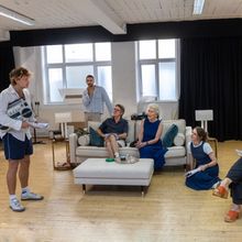 Fotos: Tracy-Ann Oberman und weitere Proben für PRESENT LAUGHTER Photo