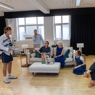 Photos: Tracy-Ann Oberman and More Rehearse PRESENT LAUGHTER