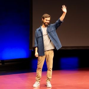 Photos: 300 PAINTINGS Opens At Vineyard Theatre