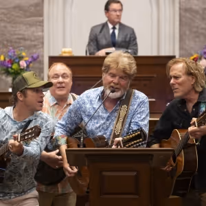 Mac McAnally Honors Jimmy Buffett At The Tennessee State Capitol Ahead Of Los…