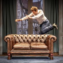 Foto: Sam Harrison protagonista in JEEVES TAKES CHARGE al Charing Cross Theatre Photo