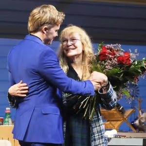 Ronan Farrow 'Gently Nudged' Mother Mia Farrow to Return to Acting in THE ROOMMATE