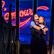 照片：Aaron Tveit 与 Kelsie Watts 在 MOULIN ROUGE! THE MUSICAL 中 Photo