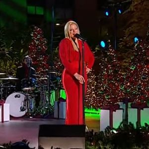 Video: Megan Hilty Performs at NBC's CHRISTMAS IN ROCKEFELLER CENTER Tree-Lighting…
