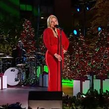 Video: Megan Hilty Performs at NBC's CHRISTMAS IN ROCKEFELLER CENTER Tree-Lighting…