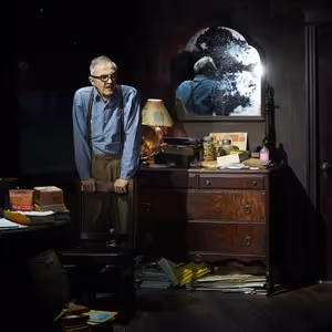 Photos: Get a First Look at John Kelly in BUGHOUSE at Vineyard Theatre