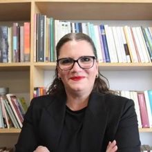 Charla En Torno Al Poemario Jardín Cerrado (Primera Nostalgia), De Beatriz Saavedra