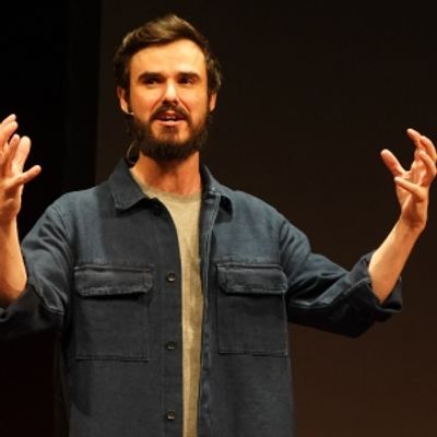 Photos: 300 PAINTINGS At Vineyard Theatre