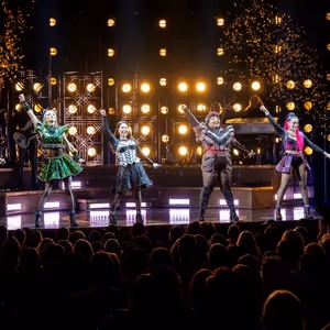 Photos: Dylan Mulvaney, Abigail Barlow, and the New Cast of SIX Take First Bows