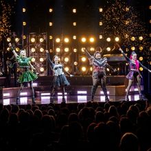 Photos: Dylan Mulvaney, Abigail Barlow, and the New Cast of SIX Take First Bows