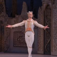 Royal Ballet First Soloist Nicol Edmonds Debuts With
Scottish Ballet This Winter