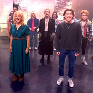 Vídeo: Estrelas de THE LOST BOYS LJ Benet, Ali Louis Bourzgui e mais visitam THE VIEW