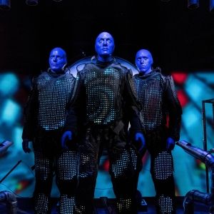 BLUE MAN GROUP Las Vegas Hosts First-Ever Deaf & Hard Of Hearing Accessible Performance