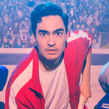 ภาพถ่าย: Troy Iwata ในบท 'Shane Hollander' จาก HEATED RIVALRY: THE UNAUTHORIZED MUSICAL PARODY Photo