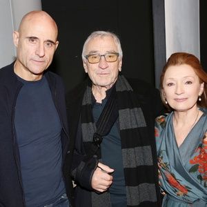 Photos: Robert DeNiro Visits OEDIPUS on Broadway Starring Mark Strong and Lesley Manville