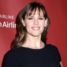 Feature: Jennifer Garner Visits ANNIE Cast at Charleston Light Opera Guild Theatre