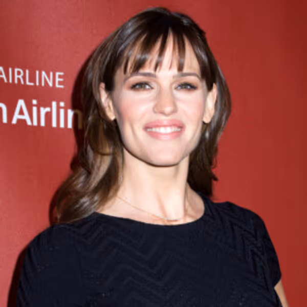Feature: Jennifer Garner Visits ANNIE Cast at Charleston Light Opera Guild Theatre Photo