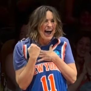 Video: EVERY BRILLIANT THING Star and Knicks Superfan Mariska Hargitay Celebrates…