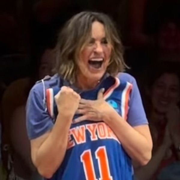Video: EVERY BRILLIANT THING Star and Knicks Superfan Mariska Hargitay Celebrates Gam Photo