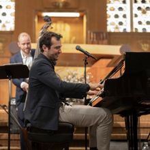 Review: Guy Mintus Thrills in RHAPSODY IN BLUE & WHITE at Stephen Wise Free Synagogue