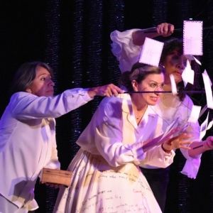 Regresa A La Sala CCB La Puesta En Escena Fotografía De Tres Muchachas