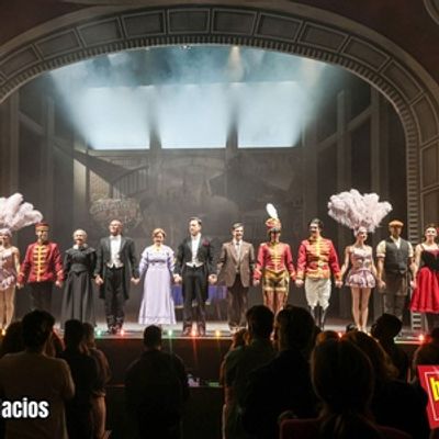 PHOTOS: Saludos finales de la noche de Estreno VIP de HOUDINI, UN MUSICAL MÁGICO en el Calderón