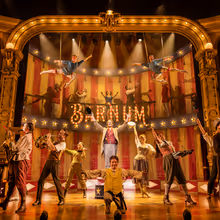 Foto: Matt Rawle e altro nel tour UK di BARNUM Photo