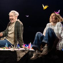 Bilder: Alan Cumming och Shirley Henderson i A HISTORY OF PAPER på Pitlochry Festival Theatre Photo