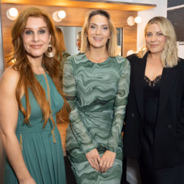Photos: WICKED Celebrates 20th Anniversary in London With 'Pink' and 'Green' Performa Photo