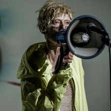 صور: Tilda Swinton في MAN TO MAN في Royal Court Theatre Photo