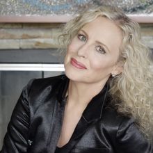 Pamela Winslow Kashani Brings CHANGE HAPPENS to the Green Room 42 This Month