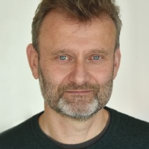 Hugh Dennis Joins BLEAK EXPECTATIONS as Guest Narrator For One Week Only