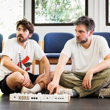 Fotografier: Josh Radnor och Noah Galvin i HIT MACHINE Repetitioner Photo
