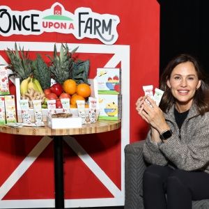 Photos: Jennifer Garner Celebrates Once Upon A Farm Refrigerated Oat Bar Launch in…