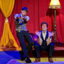 ASSASSINAT PER A DOS llega al Teatre Goya por primera vez en catalán