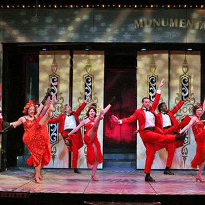 Photos: SINGIN' IN THE RAIN Opens at Beef &amp; Boards Dinner Theatre