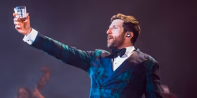Brett Eldredge Sets 12-Date 2025 Glow Holiday Tour Photo