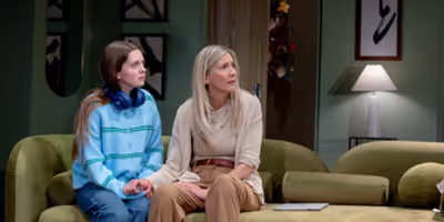 Photos: Kym Marsh and Lisa Faulkner in SINGLE WHITE FEMALE UK Tour Photo