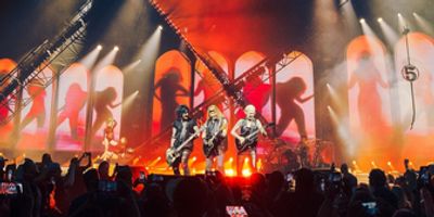 Photos: M?tley Crüe Kicks Off Residency at Las Vegas Strip Photo