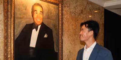 Review: Bryan Eng at Bemelmans Bar... A Role He Was Born to Play Photo