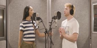 Christiani Pitts e Sam Tutty cantano 'On the App' da TWO STRANGERS (CARRY A CAKE ACROSS NEW YORK)