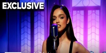 วิดีโอ: เรเชล เซกเลอร์ แสดงเพลง 'Fame is a Gun' ของแอดดิสัน เรย์ ในงาน Las Culturistas Culture Awards